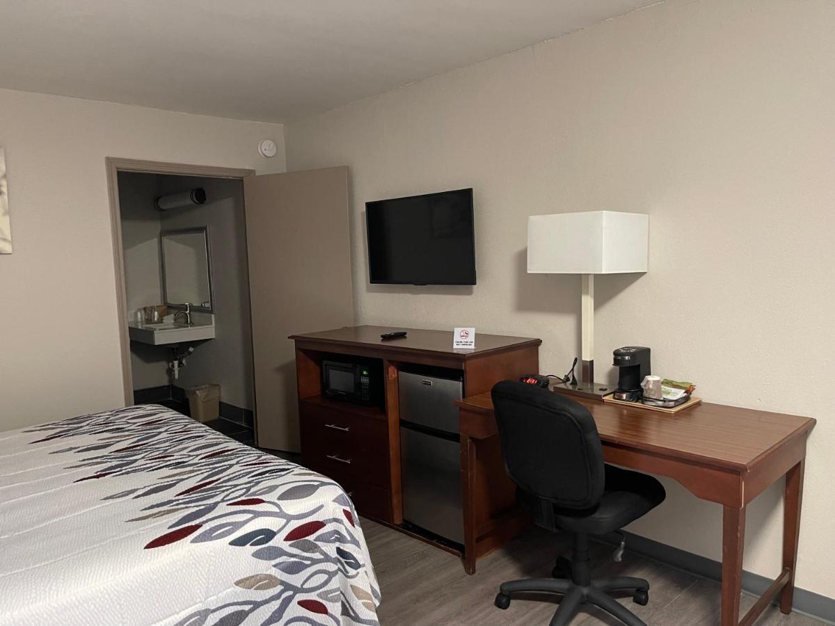 Red Roof Hotel 2*